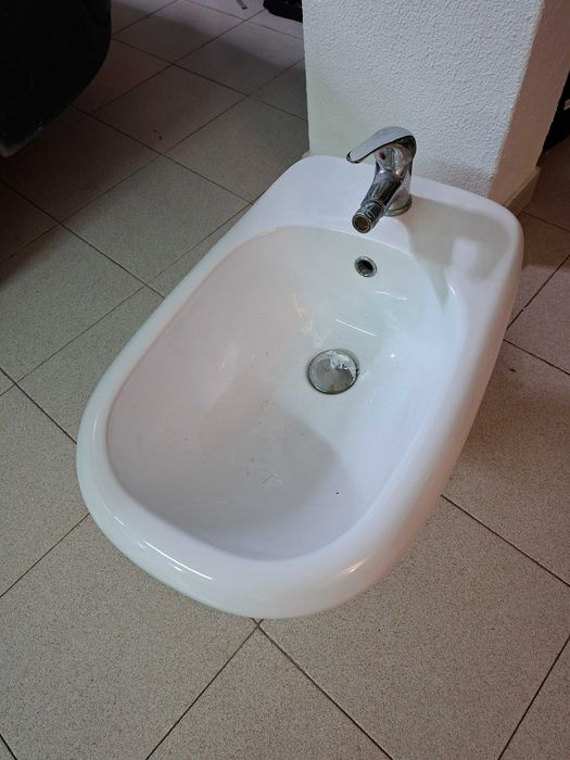 Bidé usado com torneira