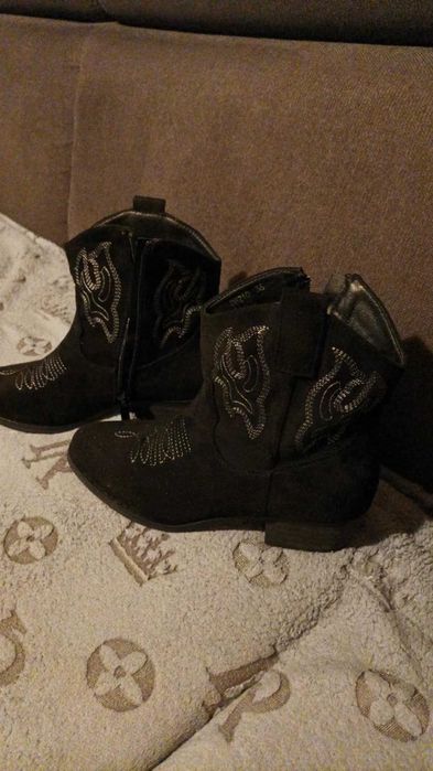 Nowe krotkie botki  kowbojki damskie czarne.