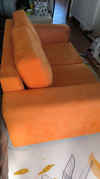 Vendo sofá laranja macio, linhas modernas, 2 lugares. Para desocupar.
