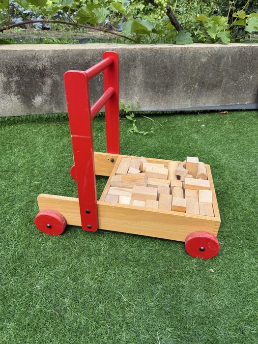 Дитячі ходунки, візок з деревʼяними блоками