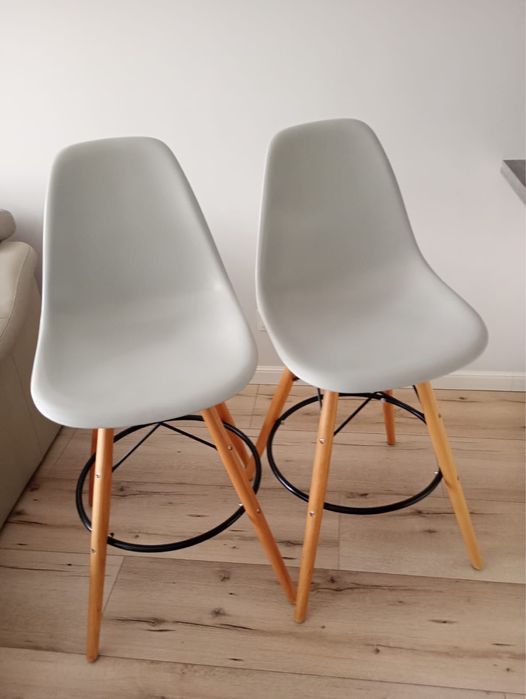 Krzeslo hoker w stylu Eames z szarym siedziskiem i drewnianymi nogami