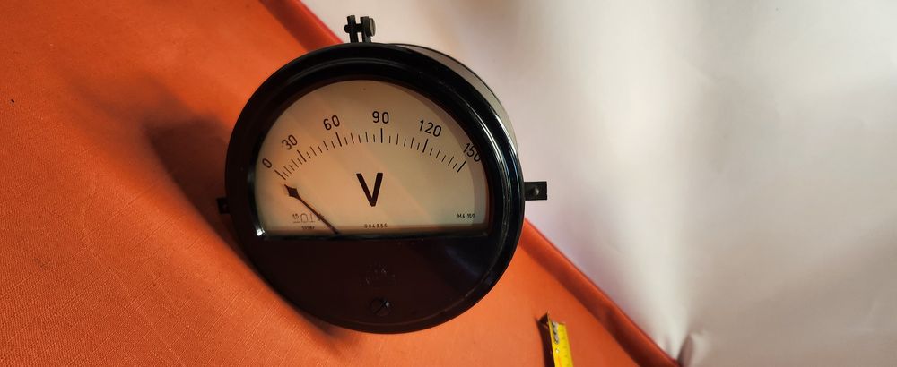 Przyrząd mierniczy woltomierz duży