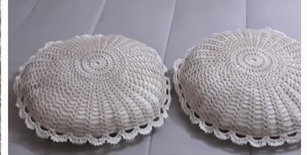 2 almofadas feitas em linha  de seda redondas  40 cm diâmetro