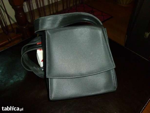 Torebka mała czarna i elegancka w swej prostocie, nowa, usztywniana