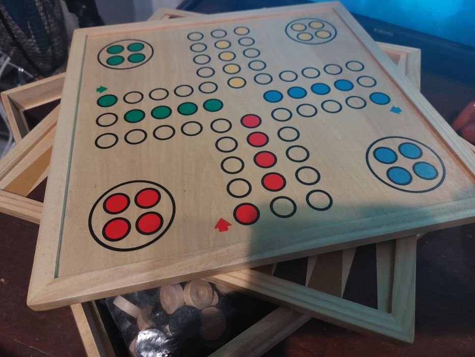 Conjunto de 7 jogos multi-jogo em caixa de madeira 

- Xadrez 
- Damas