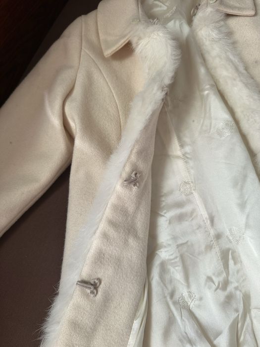 Пальто оздобленно натуральним хутром