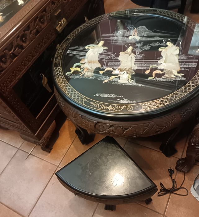 Mesa madrepérola com 4 bancos
