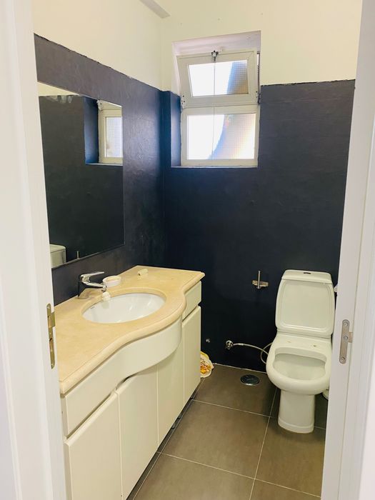 Arrenda-se apartamento totalmente remodelado – Vista Mar | Terraço Privado