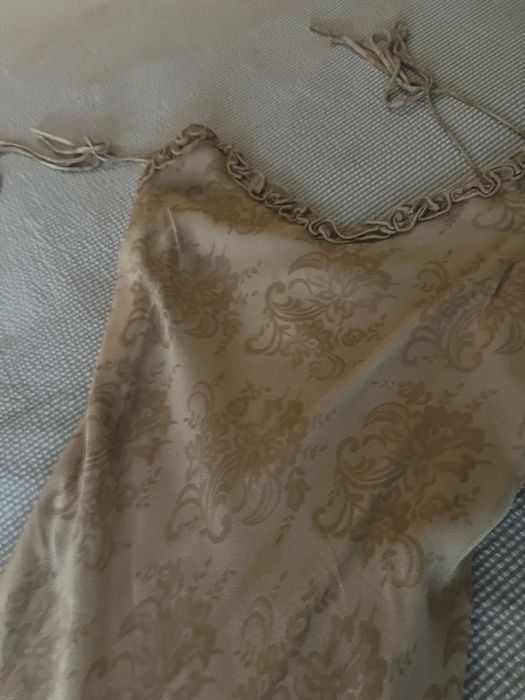 Vestido encantador  chifon todo forrado e com folhos  nas alcas