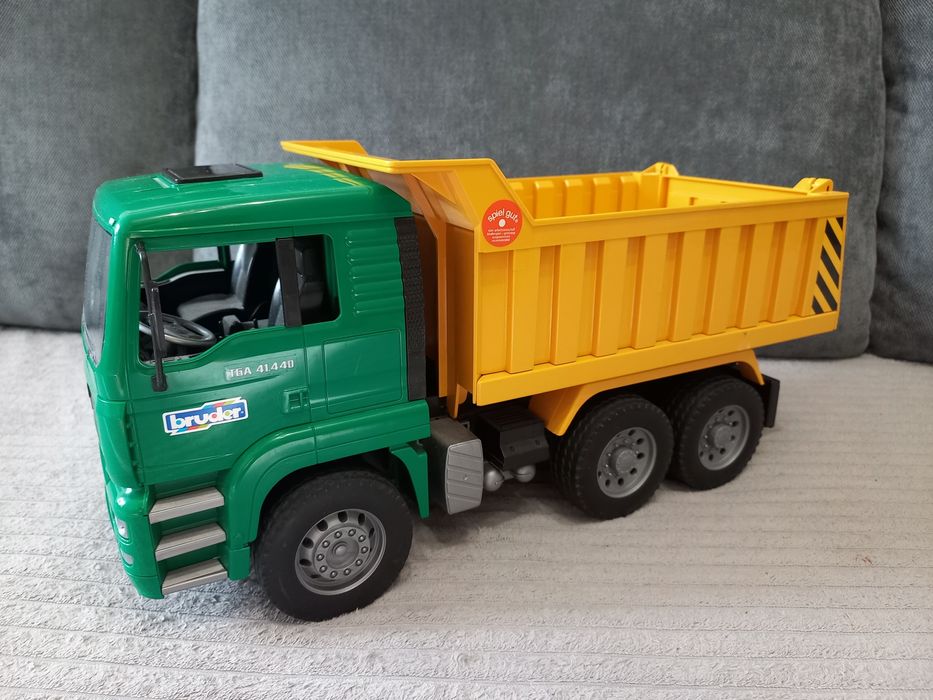 Машинка самоскид MAN від Bruder