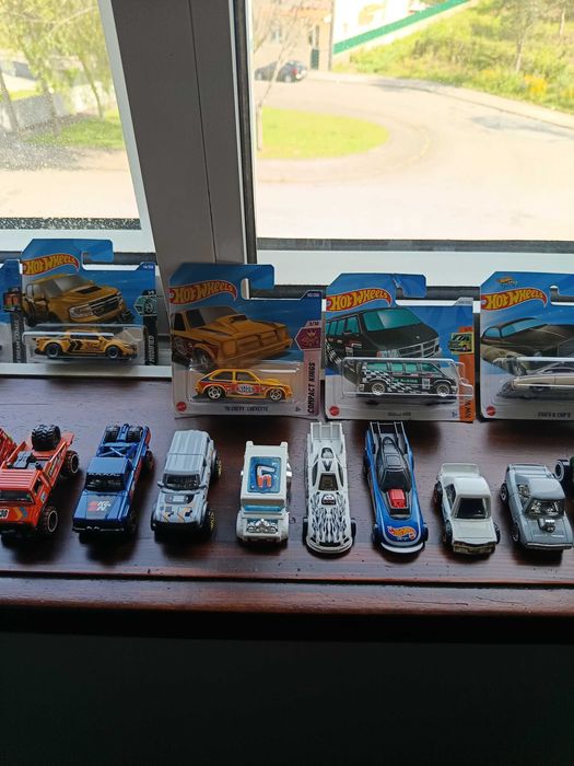 Lote 31 carros hotwheels 2 deles são t-hunt