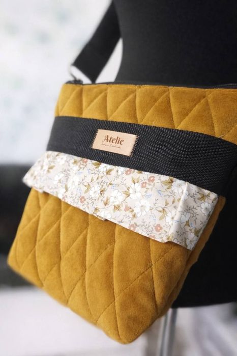 Ręcznie szyta torebka listonoszka – musztardowy welur | Handmade