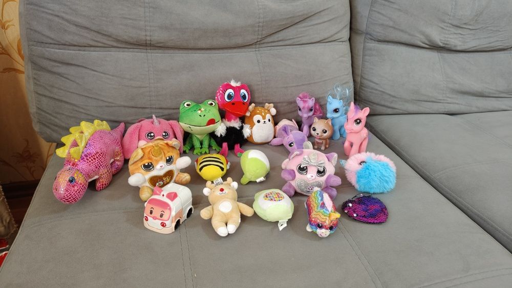 Лот маленьких іграшок