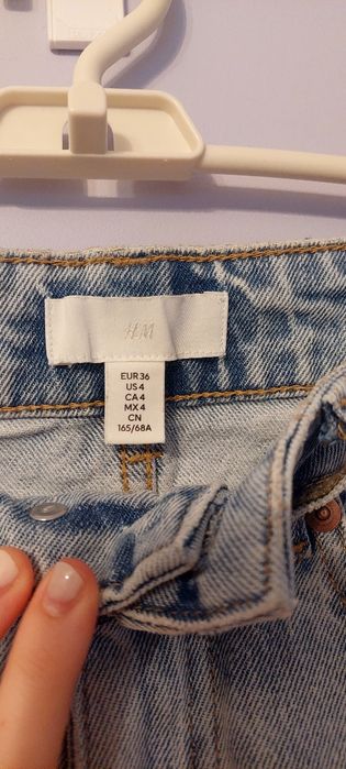 Wide High Jeans, wysoki stan, proste, szerokie nogawki i przetarcia