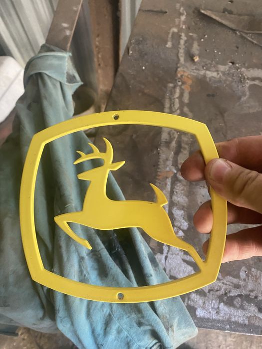 emblemat, znaczek john deere, jeleń na obciążnik