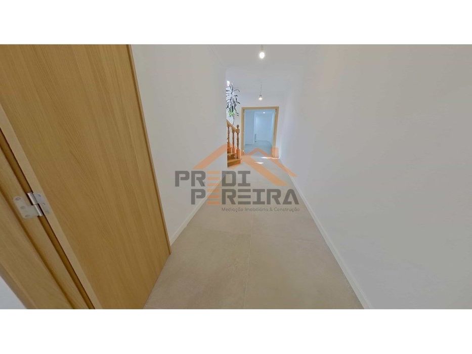 Apartamento T3 duplex remodelado, com box, situado em Casal de Cambra.