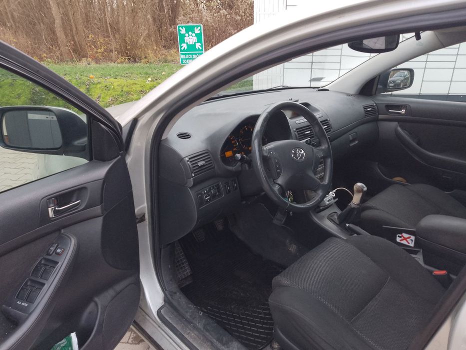 Sprzedaję Toyotę Avensis