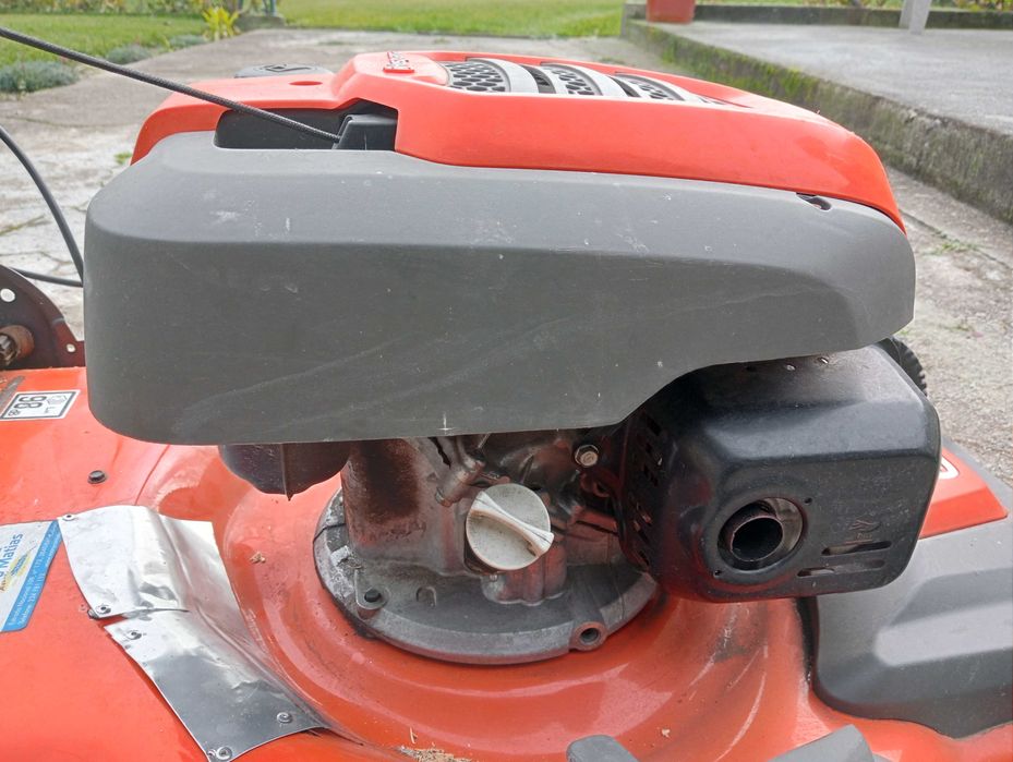 Máquina de cortar relva