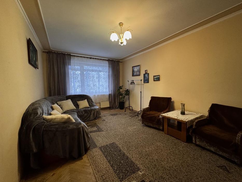 кімната/вул.Коломийська 3/ для дівчини