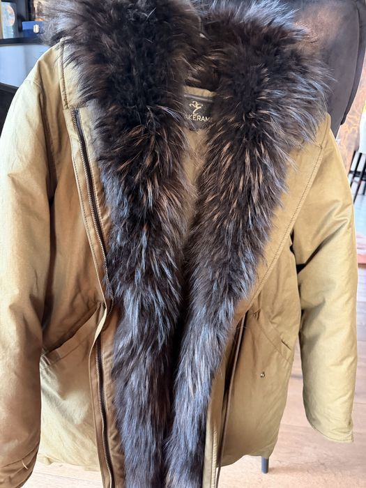 Stylowa parka z futrzanym kołnierzem – idealna na chłodne dni!