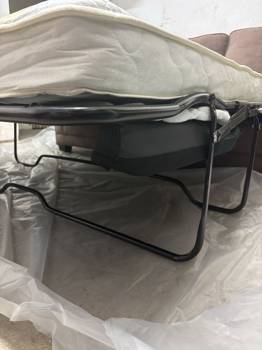 Nowa sofa z materacem