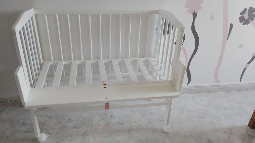 Cama de bebe + colchão+ 3 cobertores.