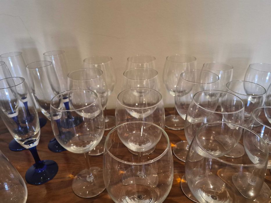 Copos vinho, água, espumante e licor