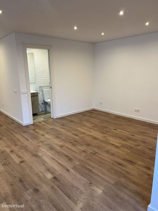 Exelente T2 Remodeladao na zona Montalvão Setubal