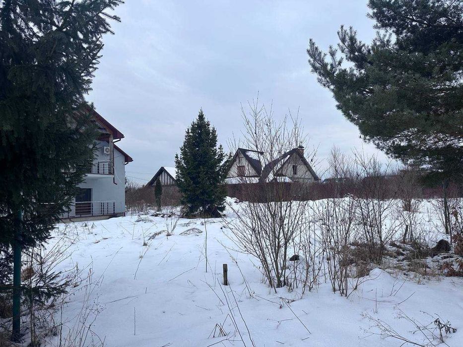 Незавершений будинок в селі Загвіздя з великою ділянкою