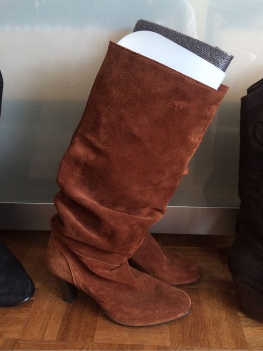 Botas em pele, camurça preto, mel, castanho e bege