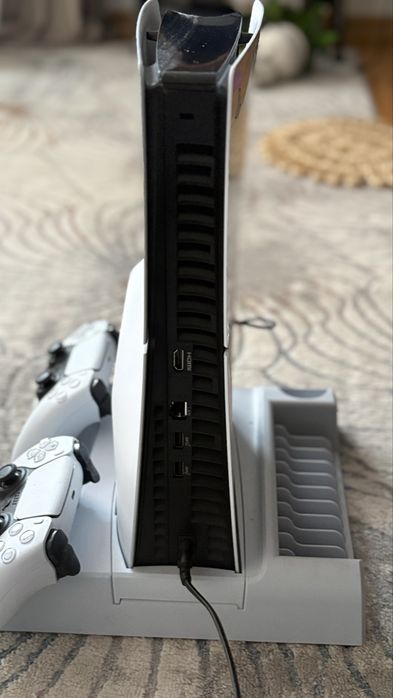 Ps 5 slim ze stacją ładująco chłodzącą plus dwa pady