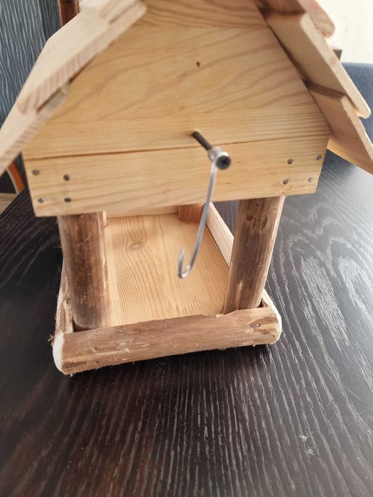 Solidny karmnik dla ptaków z surowego drewna XL