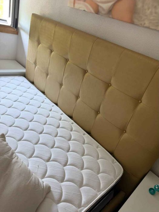 Cama estofada dourada