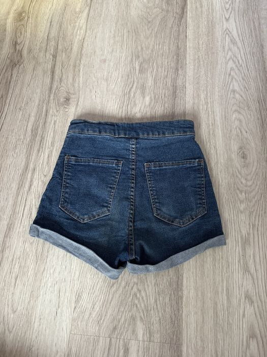 Krotkie spodenki jeansowe