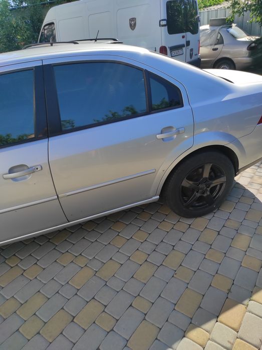 Машина на повному ходу сів і поїхав.