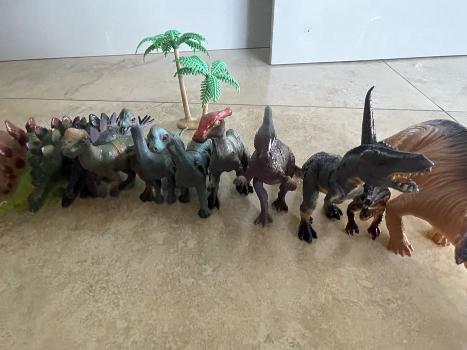 Komplet 16 dinozaurów w tubie + drzewka