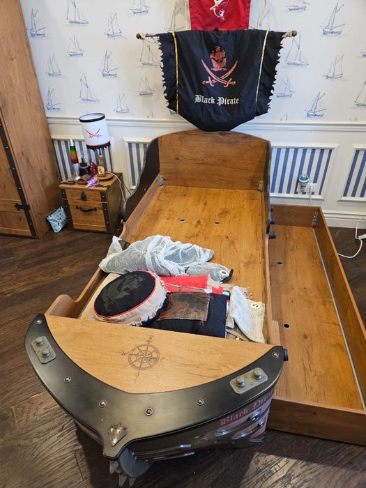 детская  кровать  для мальчика  с  матрасом, ящиком Black Pirate Cilek