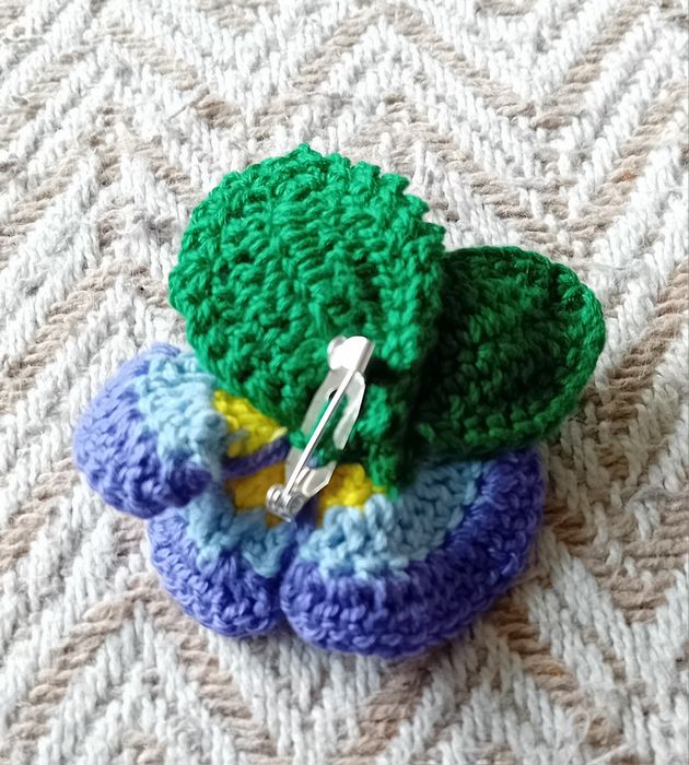 Broszka w kształcie bratka.