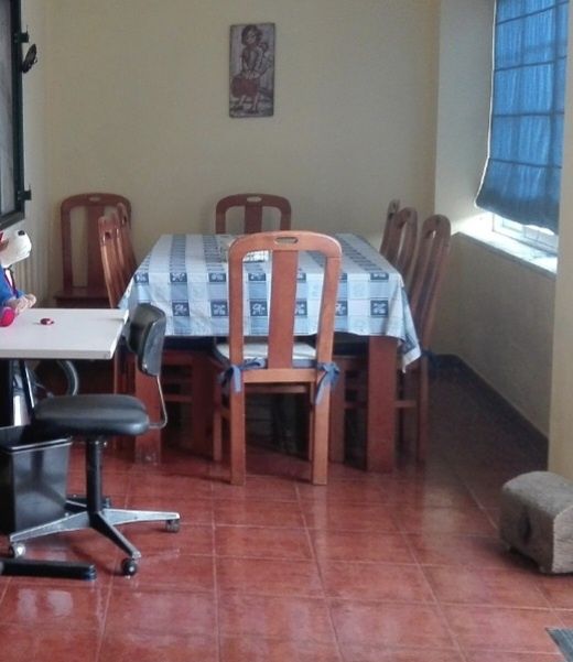 Mesa de jantar e cadeiras