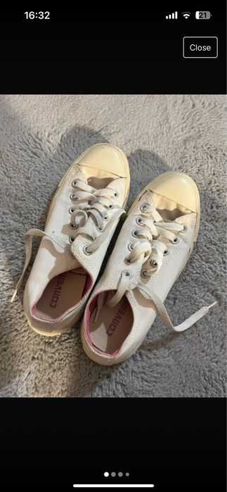 Białe buty conversy