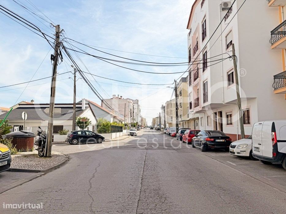 Apartamento T2 com arrecadação para venda na Quinta do Conde