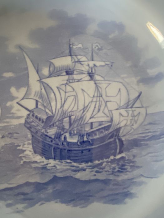 Prato com caravela em faianca de Sacavem