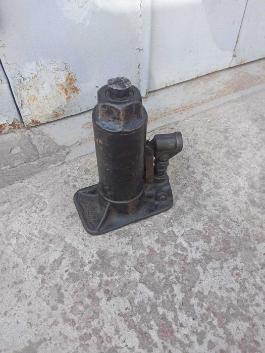 Домкрат гідравлічний 2т. 5т. 300грн.