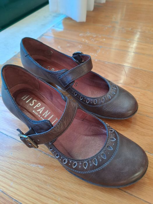 Sapatos castanhos hispanitas