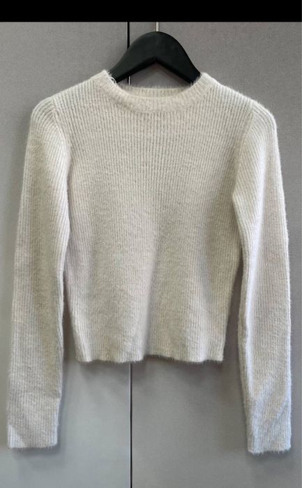 Светр жіночий білий укорочений