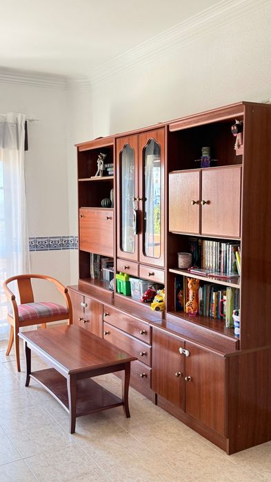 Estante para Sala com Mesa de Centro e Cadeira