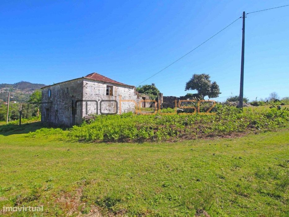 Quinta de 5.6 ha - Varias edificações, ribeiro e vista Douro
