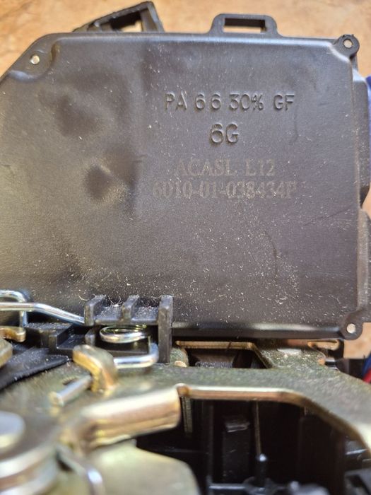 Замок задней правой двери