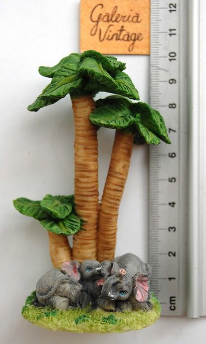 Słoń, słonie pod palmami, figurka kolekcjonerska z żywicy