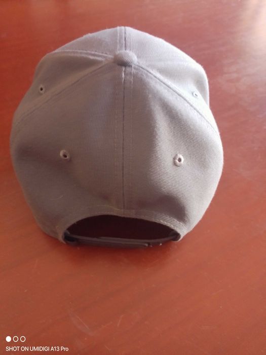 Boné marca NIKE cinza